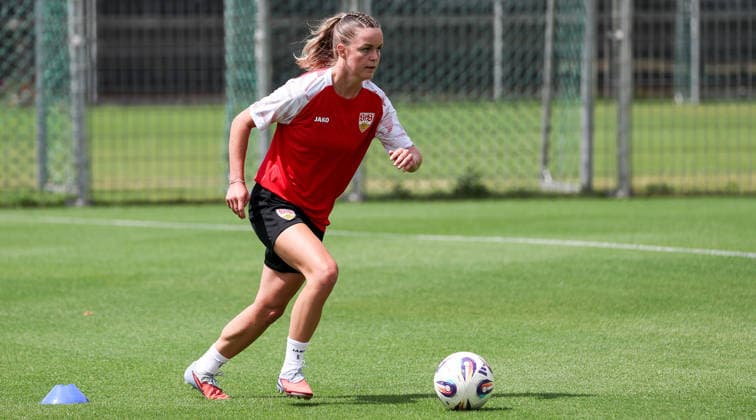 Stuttgart , Fußball VfB Stuttgart Frauen Trainingsauftakt, Greta Stegemann *** Stuttgart, Soccer: VfB Stuttgart Women s Team Kicks Off Training, Greta Stegemann