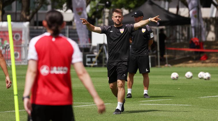 Stuttgart , Fußball VfB Stuttgart Frauen Trainingsauftakt, Trainer Nico Schneck *** Stuttgart, Soccer: VfB Stuttgart Women s Team Kicks Off Training, Coach Nico Schneck