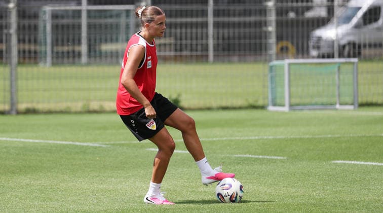 Stuttgart , Fußball VfB Stuttgart Frauen Trainingsauftakt, Julia Mickenhagen *** Stuttgart, Soccer: VfB Stuttgart Women s Team Kicks Off Training, Julia Mickenhagen