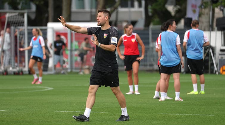 Stuttgart , Fußball VfB Stuttgart Frauen Trainingsauftakt, Trainer Nico Schneck *** Stuttgart, Soccer: VfB Stuttgart Women s Team Kicks Off Training Season, Coach Nico Schneck
