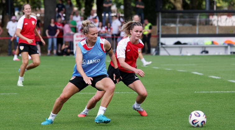 Stuttgart , Fußball VfB Stuttgart Frauen Trainingsauftakt, v.l. Jana Beuschlein, Greta Stegemann *** Stuttgart, Soccer: VfB Stuttgart Women s Team Kicks Off Training; from left: Jana Beuschlein, Greta Stegemann