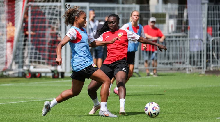 Stuttgart , Fußball VfB Stuttgart Frauen Trainingsauftakt, v.l. Katana Norman, Mira Arouna *** Stuttgart, Soccer: VfB Stuttgart Women s Team Kicks Off Training; from left: Katana Norman, Mira Arouna