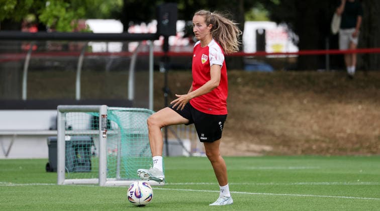 Stuttgart , Fußball VfB Stuttgart Frauen Trainingsauftakt, Tamar Dongus *** Stuttgart, Soccer: VfB Stuttgart Women s Team Kicks Off Training, Tamar Dongus