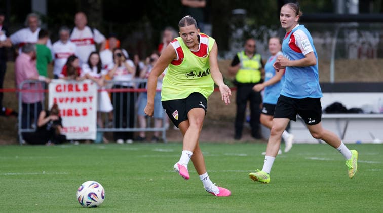 Stuttgart , Fußball VfB Stuttgart Frauen Trainingsauftakt, v.l. Jullia Mickenhagen, Muriel Dürr *** Stuttgart, Soccer: VfB Stuttgart Women s Team Kicks Off Training; from left: Jullia Mickenhagen, Muriel Dürr