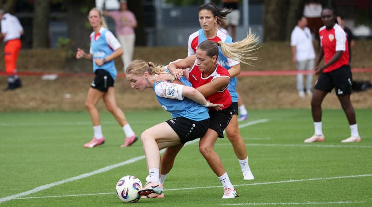 Stuttgart , Fußball VfB Stuttgart Frauen Trainingsauftakt, v.l. Linette Hofmann, Dafina Redzepi *** Stuttgart, Soccer: VfB Stuttgart Women s Team Kicks Off Training; from left: Linette Hofmann, Dafina Redzepi