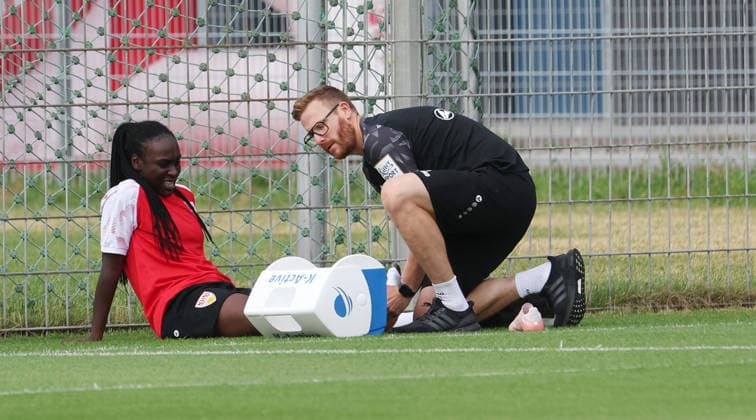 Stuttgart , Fußball VfB Stuttgart Frauen Trainingsauftakt, Mira Arouna wird behandelt *** Stuttgart, Soccer: VfB Stuttgart Women s Team Kicks Off Training; Mira Arouna Receives Treatment