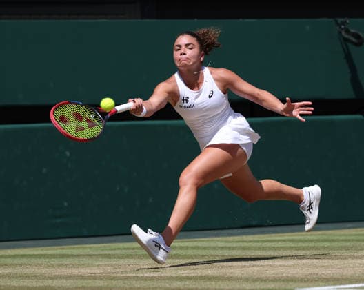 Italy s Jasmine Paolini plays a forehand in her Women s Quarter-Finals match against Ukraine s Marta Kostyuk on day Ten of the 2026 Wimbledon Championships in London on Wednesday, July 08,2026.  LON2026070825 HUGOxPHILPOTT