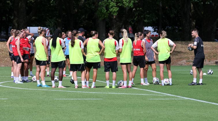 Stuttgart , Fußball VfB Stuttgart Frauen Trainingsauftakt, Trainer Nico Schneck, rechts *** Stuttgart, Soccer: VfB Stuttgart Women s Team Kicks Off Training, Coach Nico Schneck, right