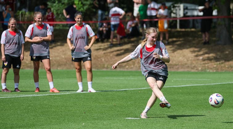 Stuttgart , Fußball VfB Stuttgart Frauen Trainingsauftakt, Linette Hofmann (vorn) *** Stuttgart, Soccer: VfB Stuttgart Women s Team Kicks Off Training Season, Linette Hofmann in the Foreground