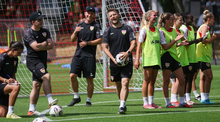 Stuttgart , Fußball VfB Stuttgart Frauen Trainingsauftakt, Trainer Nico Schneck (Mitte) hat Spaß *** Stuttgart, Soccer: VfB Stuttgart Women s Team Kicks Off Training; Coach Nico Schneck (center) is having fun