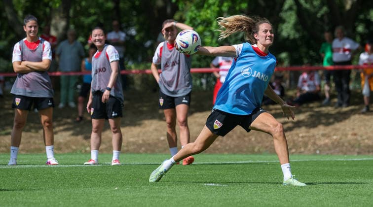 Stuttgart , Fußball VfB Stuttgart Frauen Trainingsauftakt, Fabienne Dongus (vorn) *** Stuttgart, Soccer: VfB Stuttgart Women s Team Kicks Off Training; Fabienne Dongus in the Foreground