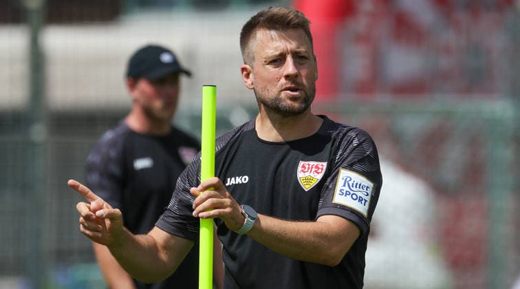 Stuttgart , Fußball VfB Stuttgart Frauen Trainingsauftakt, Trainer Nico Schneck *** Stuttgart, Soccer: VfB Stuttgart Women s Team Kicks Off Training, Coach Nico Schneck