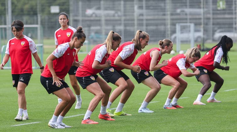 Stuttgart , Fußball VfB Stuttgart Frauen Trainingsauftakt, Feature Warmup *** Stuttgart, Soccer: VfB Stuttgart Women s Team Kicks Off Training Season, Feature: Warm-up