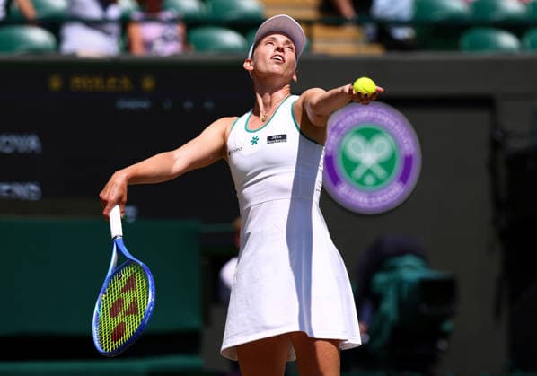 Wimbledon Championships 2026, Saturday Practice, AELTC Wimbledon, London, UK - 08 07 2026 Elise Mertens (BEL) serves during her Quarter Final match against Linda Noskova (CZE) in the 2026 Wimbledon Championships at the AELTC London London AELTC Wimbledon London GBR, UK NEWSPAPERS OUT Copyright: xMarkxGreenwoodx