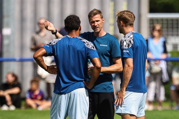 2026.07.08, xkwix, Fußball, Testspiel, DSC Arminia Bielefeld - FC Gütersloh, Trainingsgelände des DSC Arminia Bielefeld, Saison 2026 2027: Oliver Kirch (Arminia Bielefeld Trainer) diskutiert am Spielfeldrand mit Auswechselspielern DFB regulations prohibit any use of photographs as image sequences and or quasi-video. Photo: xKamilxWilkowskixPressefotoKochx Nordrhein-Westfalen Deutschland *** July 8, 2026, xkwix, soccer, friendly match, DSC Arminia Bielefeld vs. FC Gütersloh, DSC Arminia Bielefeld training facility, 2026–2027 season: Oliver Kirch, coach of Arminia Bielefeld, discusses with substitutes on the sidelines. DFB regulations prohibit any use of photographs as image sequences and or quasi-video. Photo: xKamilxWilkowskixPressefotoKochx, North Rhine-Westphalia, Germany