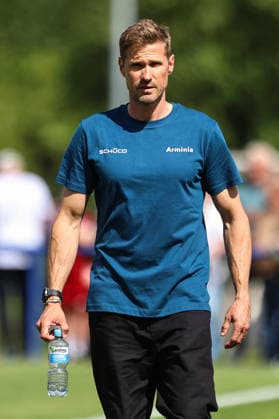 2026.07.08, xkwix, Fußball, Testspiel, DSC Arminia Bielefeld - FC Gütersloh, Trainingsgelände des DSC Arminia Bielefeld, Saison 2026 2027: Oliver Kirch (Arminia Bielefeld Trainer) DFB regulations prohibit any use of photographs as image sequences and or quasi-video. Photo: xKamilxWilkowskixPressefotoKochx Nordrhein-Westfalen Deutschland *** July 8, 2026, xkwix, soccer, friendly match, DSC Arminia Bielefeld vs. FC Gütersloh, DSC Arminia Bielefeld training facility, 2026–2027 season, Oliver Kirch, Arminia Bielefeld coach. DFB regulations prohibit any use of photographs as image sequences and or quasi-video. Photo: xKamilxWilkowskixPressefotoKochx, North Rhine-Westphalia, Germany