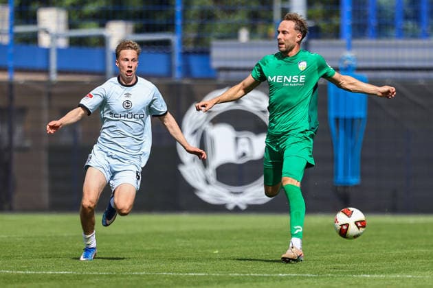 2026.07.08, xkwix, Fußball, Testspiel, DSC Arminia Bielefeld - FC Gütersloh, Trainingsgelände des DSC Arminia Bielefeld, Saison 2026 2027: Sam Schreck (Arminia Bielefeld 8) im Zweikampf gegen Julius Langfeld (FC Gütersloh 10) DFB regulations prohibit any use of photographs as image sequences and or quasi-video. Photo: xKamilxWilkowskixPressefotoKochx Nordrhein-Westfalen Deutschland *** July 8, 2026, xkwix, soccer, exhibition match, DSC Arminia Bielefeld vs. FC Gütersloh, DSC Arminia Bielefeld training facility, 2026–2027 season: Sam Schreck (Arminia Bielefeld 8) in a tackle against Julius Langfeld (FC Gütersloh 10). DFB regulations prohibit any use of photographs as image sequences and or quasi-video. Photo: xKamilxWilkowskixPressefotoKochx, North Rhine-Westphalia, Germany
