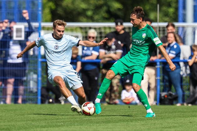 2026.07.08, xkwix, Fußball, Testspiel, DSC Arminia Bielefeld - FC Gütersloh, Trainingsgelände des DSC Arminia Bielefeld, Saison 2026 2027: Fynn Arkenberg (FC Gütersloh 33) im Zweikampf gegen Tim Handwerker (Arminia Bielefeld 29) DFB regulations prohibit any use of photographs as image sequences and or quasi-video. Photo: xKamilxWilkowskixPressefotoKochx Nordrhein-Westfalen Deutschland *** July 8, 2026, xkwix, soccer, exhibition match, DSC Arminia Bielefeld vs. FC Gütersloh, DSC Arminia Bielefeld training facility, 2026–2027 season: Fynn Arkenberg (FC Gütersloh 33) in a tackle against Tim Handwerker (Arminia Bielefeld 29). DFB regulations prohibit any use of photographs as image sequences and or quasi-video. Photo: xKamilxWilkowskixPressefotoKochx North Rhine-WestGermany