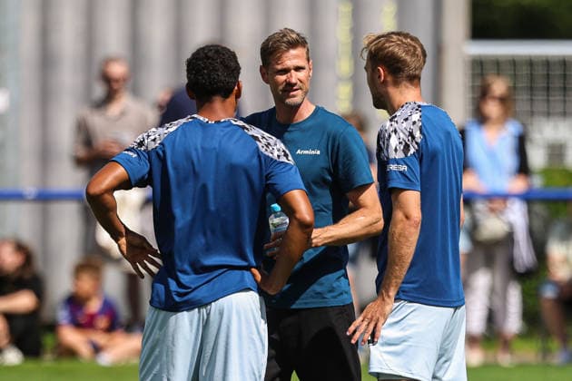 2026.07.08, xkwix, Fußball, Testspiel, DSC Arminia Bielefeld - FC Gütersloh, Trainingsgelände des DSC Arminia Bielefeld, Saison 2026 2027: Oliver Kirch (Arminia Bielefeld Trainer) diskutiert am Spielfeldrand mit Auswechselspielern DFB regulations prohibit any use of photographs as image sequences and or quasi-video. Photo: xKamilxWilkowskixPressefotoKochx Nordrhein-Westfalen Deutschland *** July 8, 2026, xkwix, soccer, friendly match, DSC Arminia Bielefeld vs. FC Gütersloh, DSC Arminia Bielefeld training facility, 2026–2027 season: Oliver Kirch, coach of Arminia Bielefeld, discusses with substitutes on the sideline. DFB regulations prohibit any use of photographs as image sequences and or quasi-video. Photo: xKamilxWilkowskixPressefotoKochx, North Rhine-Westphalia, Germany