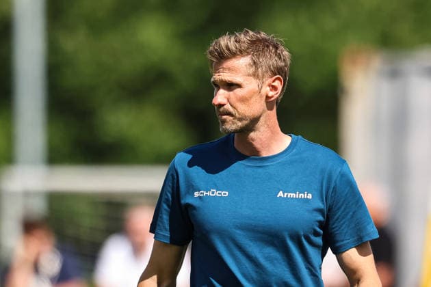 2026.07.08, xkwix, Fußball, Testspiel, DSC Arminia Bielefeld - FC Gütersloh, Trainingsgelände des DSC Arminia Bielefeld, Saison 2026 2027: Oliver Kirch (Arminia Bielefeld Trainer) DFB regulations prohibit any use of photographs as image sequences and or quasi-video. Photo: xKamilxWilkowskixPressefotoKochx Nordrhein-Westfalen Deutschland *** July 8, 2026, xkwix, soccer, friendly match, DSC Arminia Bielefeld vs. FC Gütersloh, DSC Arminia Bielefeld training facility, 2026–2027 season, Oliver Kirch, Arminia Bielefeld coach. DFB regulations prohibit any use of photographs as image sequences and or quasi-video. Photo: xKamilxWilkowskixPressefotoKochx, North Rhine-Westphalia, Germany