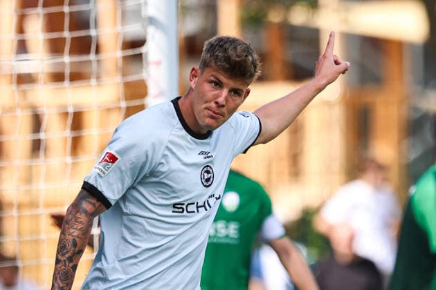 2026.07.08, xkwix, Fußball, Testspiel, DSC Arminia Bielefeld - FC Gütersloh, Trainingsgelände des DSC Arminia Bielefeld, Saison 2026 2027: Julian Kania (Arminia Bielefeld 37) beim Torjubel zum 1:0 DFB regulations prohibit any use of photographs as image sequences and or quasi-video. Photo: xKamilxWilkowskixPressefotoKochx Nordrhein-Westfalen Deutschland *** July 8, 2026, xkwix, soccer, friendly match, DSC Arminia Bielefeld vs. FC Gütersloh, DSC Arminia Bielefeld training facility, 2026–2027 season: Julian Kania of Arminia Bielefeld, No. 37, celebrating the 1–0 goal. DFB regulations prohibit any use of photographs as image sequences and or quasi-video. Photo: xKamilxWilkowskixPressefotoKochx, North Rhine-Westphalia, Germany