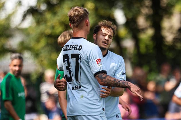 2026.07.08, xkwix, Fußball, Testspiel, DSC Arminia Bielefeld - FC Gütersloh, Trainingsgelände des DSC Arminia Bielefeld, Saison 2026 2027: Julian Kania (Arminia Bielefeld 37) bejubelt sein Tor mit Mitspieler DFB regulations prohibit any use of photographs as image sequences and or quasi-video. Photo: xKamilxWilkowskixPressefotoKochx Nordrhein-Westfalen Deutschland *** July 8, 2026, xkwix, soccer, friendly match, DSC Arminia Bielefeld vs. FC Gütersloh, DSC Arminia Bielefeld training facility, 2026–2027 season: Julian Kania of Arminia Bielefeld (No. 37) celebrates his goal with a teammate. DFB regulations prohibit any use of photographs as image sequences and or quasi-video. Photo: xKamilxWilkowskixPressefotoKochx, North Rhine-Westphalia, Germany