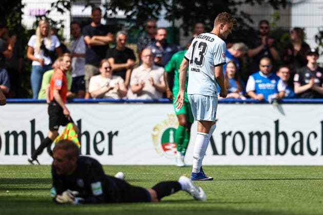 2026.07.08, xkwix, Fußball, Testspiel, DSC Arminia Bielefeld - FC Gütersloh, Trainingsgelände des DSC Arminia Bielefeld, Saison 2026 2027: Lukas Kunze (Arminia Bielefeld 13) mit Torjubel nach 2:0 im Vordergrund liegt Jarno Peters (FC Gütersloh 13) am Boden DFB regulations prohibit any use of photographs as image sequences and or quasi-video. Photo: xKamilxWilkowskixPressefotoKochx Nordrhein-Westfalen Deutschland *** July 8, 2026, xkwix, soccer, friendly match, DSC Arminia Bielefeld vs. FC Gütersloh, DSC Arminia Bielefeld training facility, 2026–2027 season: Lukas Kunze of Arminia Bielefeld 13 celebrates a goal after a 2–0 lead; in the foreground, Jarno Peters of FC Gütersloh 13 lies on the ground. DFB regulations prohibit any use of photographs as image sequences and or quasi-video. Photo: xKamilxWilkowskixPressefotoKochx North Rhine-Westphalia, Germany