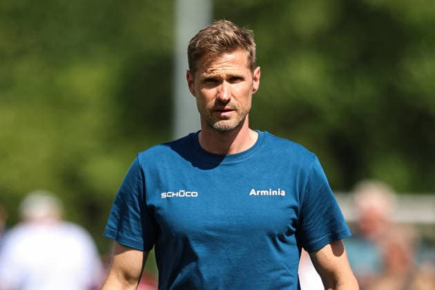 2026.07.08, xkwix, Fußball, Testspiel, DSC Arminia Bielefeld - FC Gütersloh, Trainingsgelände des DSC Arminia Bielefeld, Saison 2026 2027: Oliver Kirch (Arminia Bielefeld Trainer) DFB regulations prohibit any use of photographs as image sequences and or quasi-video. Photo: xKamilxWilkowskixPressefotoKochx Nordrhein-Westfalen Deutschland *** July 8, 2026, xkwix, soccer, friendly match, DSC Arminia Bielefeld vs. FC Gütersloh, DSC Arminia Bielefeld training facility, 2026–2027 season, Oliver Kirch, Arminia Bielefeld coach. DFB regulations prohibit any use of photographs as image sequences and or quasi-video. Photo: xKamilxWilkowskixPressefotoKochx, North Rhine-Westphalia, Germany