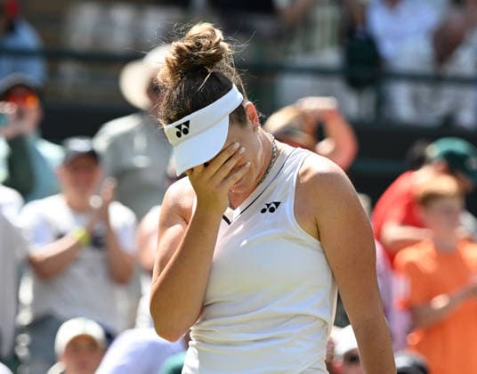 The Championships Wimbledon 2026 The Championships Wimbledon 2026 Day 10 08 07 2026 Linda Noskova (CZE) sheds a tear as she beats Elise Mertens (BEL) in straight sets in Ladies Quarter finals. Two years ago her mother passed away while she was at Wimbledon Photo:- Roger Parker International Sports Fotos Ltd London UK Copyright: xx