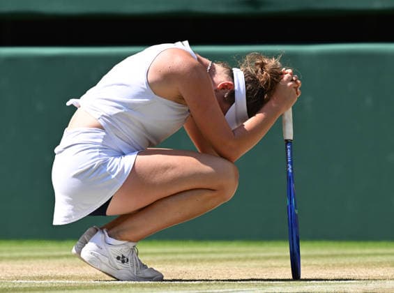 The Championships Wimbledon 2026 The Championships Wimbledon 2026 Day 10 08 07 2026 Linda Noskova (CZE) sheds a tear as she beats Elise Mertens (BEL) in straight sets in Ladies Quarter finals. Two years ago her mother passed away while she was at Wimbledon Photo:- Roger Parker International Sports Fotos Ltd London UK Copyright: xx