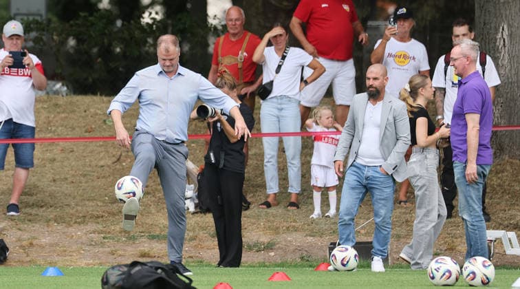 Stuttgart , Fußball VfB Stuttgart Frauen Trainingsauftakt, vorn v.l. Fabian Wohlgemuth am JonglierenSascha Glass Alexander Wehrle (rechts) *** Stuttgart, Soccer: VfB Stuttgart Women s Team Kicks Off Training; in the foreground, from left: Fabian Wohlgemuth juggling, Sascha Glass, Alexander Wehrle on the right