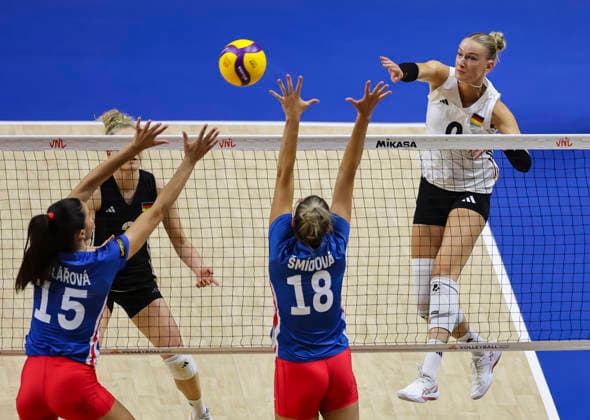 WomenÕs Volleyball Nations League - Belgrade 2026 Germany s Lina Alsmeier spikes the ball against Czech Republic s Pavla Smidova and Czech Republic s Magdalena Jehlarova during the WomenÕs Volleyball Nations League Pool 7 match between France v Netherlands at Belgrade Arena on July 08, 2026 in Belgrade, Serbia. Belgrade Serbia Copyright: xSrdjanxStevanovicx x