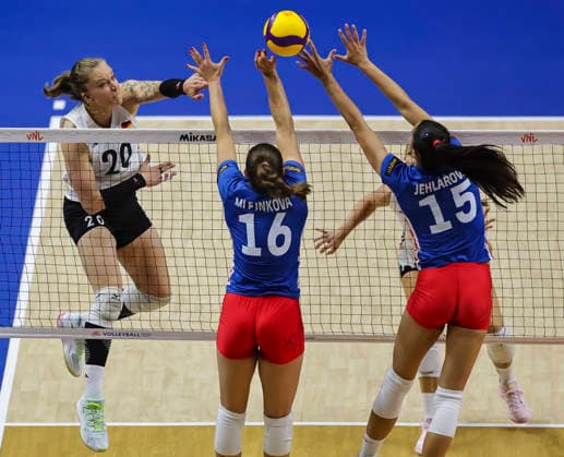 WomenÕs Volleyball Nations League - Belgrade 2026 Germany s Lena Kindermann spikes the ball against Czech Republic s Michaela Mlejnkova and Czech Republic s Magdalena Jehlarova during the WomenÕs Volleyball Nations League Pool 7 match between France v Netherlands at Belgrade Arena on July 08, 2026 in Belgrade, Serbia. Belgrade Serbia Copyright: xSrdjanxStevanovicx x