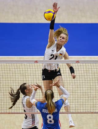 WomenÕs Volleyball Nations League - Belgrade 2026 Germany s Camilla Weitzel spikes the ball against Czech Republic s Ela Koulisiani during the WomenÕs Volleyball Nations League Pool 7 match between France v Netherlands at Belgrade Arena on July 08, 2026 in Belgrade, Serbia. Belgrade Serbia Copyright: xSrdjanxStevanovicx x