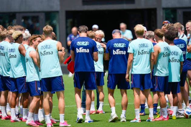 Fotball-VM 2026 Fort Lauderdale, Florida , USA 20260708. Geir Ellefsen blir feiret under trening med Norges herrelandslag i fotball pa Inter Miami CF Stadium. Foto: Fredrik Varfjell NTB Fort Lauderdale, Florida USA EDITORIAL USE ONLY. RESTRICTED USE FOR BETTING COMPANIES Ref:_SPOyNu8zDm8ni8.jpg *** 2026 World Cup in Fort Lauderdale, Florida, USA 20260708 Geir Ellefsen is celebrated during training with Norway’s men’s national soccer team at Inter Miami CF Stadium. Photo: Fredrik Varfjell, NTB. Fort Lauderdale, Florida, USA. EDITORIAL USE ONLY. RESTRICTED USE FOR BETTING COMPANIES.  Copyright: xFredrikxVarfjellx xNTBx