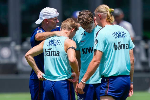 Fotball-VM 2026 Fort Lauderdale, Florida , USA 20260708. Trener Stale Solbakken snakker med Martin odegaard, Sander Berge og Erling Braut Haaland under trening med Norges herrelandslag i fotball pa Inter Miami CF Stadium. Foto: Fredrik Varfjell NTB Fort Lauderdale, Florida USA EDITORIAL USE ONLY. RESTRICTED USE FOR BETTING COMPANIES Ref:_SPOE4Xf4i6kFOs.jpg *** 2026 FIFA World Cup, Fort Lauderdale, Florida, USA 20260708 Coach Stale Solbakken talks with Martin Odegaard, Sander Berge, and Erling Braut Haaland during training with the Norwegian men’s national soccer team at Inter Miami CF Stadium. Photo: Fredrik Varfjell, NTB, Fort Lauderdale, Florida, USA EDITORIAL USE ONLY RESTRICTED USE FOR BETTING COMPANIES  Copyright: xFredrikxVarfjellx xNTBx