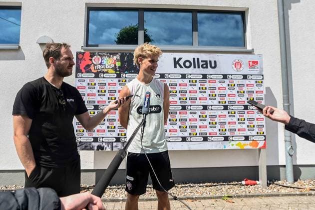 Sam Klein ( Pauli ) im Interveiw Deutschland , Hamburg , Trainingsgelände an der Kollaustrasse , Fussball , 2. Bundesliga , FC St Pauli *** Sam Klein Pauli in an interview in Germany, Hamburg, training facility on Kollaustrasse, soccer, 2. Bundesliga, FC St. Pauli