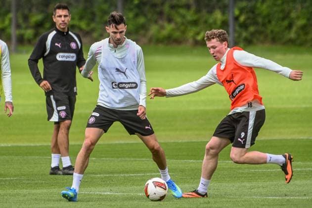 Trainer Marcel Rapp Branimir Hrgota Rawley St John ( Pauli ) am Ball Deutschland , Hamburg , Trainingsgelände an der Kollaustrasse , Fussball , 2. Bundesliga , FC St Pauli *** Coach Marcel Rapp, Branimir Hrgota, Rawley, St. Pauli in Action, Germany, Hamburg, Training Facility on Kollaustrasse, Soccer, 2. Bundesliga, FC St. Pauli