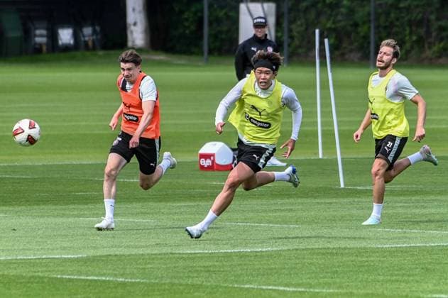 Scott Banks Tomoya Ando Lars Ritzka ( Pauli ) am Ball Deutschland , Hamburg , Trainingsgelände an der Kollaustrasse , Fussball , 2. Bundesliga , FC St Pauli *** Scott Banks, Tomoya Ando, Lars Ritzka, St. Pauli in Action: Germany, Hamburg, Training Facility on Kollaustrasse, Soccer, 2. Bundesliga, FC St. Pauli