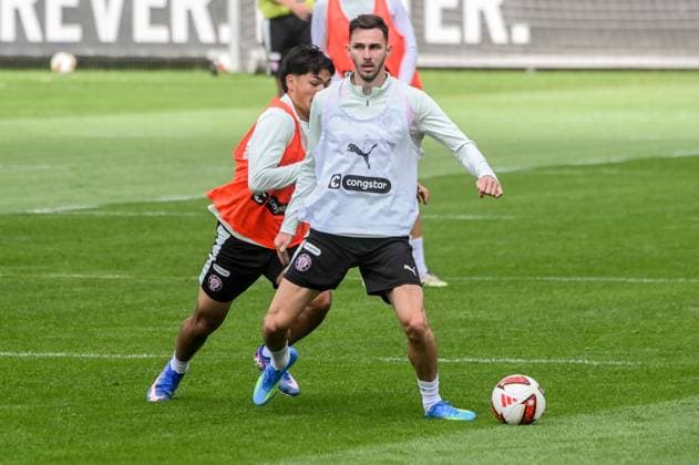 Nick Schmidt Branimir Hrgota ( Pauli ) am Ball Deutschland , Hamburg , Trainingsgelände an der Kollaustrasse , Fussball , 2. Bundesliga , FC St Pauli *** Nick Schmidt, Branimir Hrgota, St. Pauli in Action, Germany, Hamburg, Training Facility on Kollaustrasse, Soccer, 2. Bundesliga, FC St. Pauli