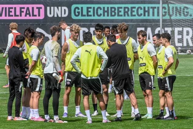 Trainer Marcel Rapp gibt der Mannschaft ( Pauli ) Anweisungen Deutschland , Hamburg , Trainingsgelände an der Kollaustrasse , Fussball , 2. Bundesliga , FC St Pauli *** Coach Marcel Rapp gives instructions to the St. Pauli team Germany, Hamburg, training facility on Kollaustrasse, soccer, 2. Bundesliga, FC St. Pauli