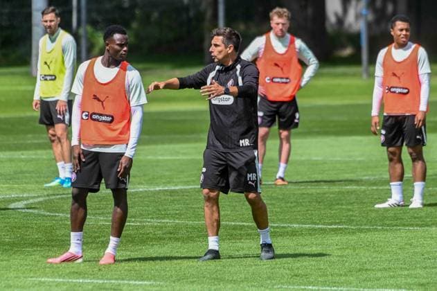 Abdoulie Ceesay Trainer Marcel Rapp ( Pauli ) Deutschland , Hamburg , Trainingsgelände an der Kollaustrasse , Fussball , 2. Bundesliga , FC St Pauli *** Abdoulie Ceesay, Coach Marcel Rapp, St. Pauli, Germany, Hamburg, Training Facility on Kollaustrasse, Soccer, 2. Bundesliga, FC St. Pauli