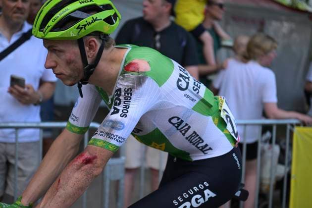 Tour de France 2026 Stage 5 PAU, FRANCE - JULY 08 : crash of rider of team Caja Rural - Seguros RGA during stage 5 of the 113rd edition of Tour de France an UCI World Tour 2.UWT cycling road race stage for Men Elite of 158 km with start in Lannemezan and finish in Pau on July 8, 2026 in Pau, France, 08 07 2026 Pau France  Copyright: xDavidxPintensx