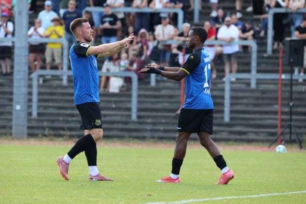 08.07.2026, Fussball, Herren, Saison 2026 2027, Testspiel, Freundschaftsspiel, SV Geislautern - 1. FC Saarbrücken, Torjubel zum 0:1, Torschütze: Christian Kühlwetter (1. FC Saarbrücken), Abdenko Nankishi (1. FC Saarbrücken) Völklingen Hermann-Neuberger-Stadion Saarland Deutschland (DEU) *** July 8, 2026, Soccer, Men s, 2026–2027 Season, Exhibition match, Friendly match, SV Geislautern vs. 1. FC Saarbrücken, Goal celebration for the 0–1, Goal scorer Christian Kühlwetter (1. FC Saarbrücken), Abdenko Nankishi (1. FC Saarbrücken), Hermann Neuberger Stadium, Völklingen, Saarland, Germany (DEU) Copyright: xSebastianxBachx