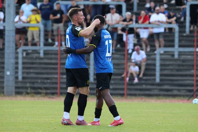 08.07.2026, Fussball, Herren, Saison 2026 2027, Testspiel, Freundschaftsspiel, SV Geislautern - 1. FC Saarbrücken, Torjubel zum 0:1, Torschütze: Christian Kühlwetter (1. FC Saarbrücken), Abdenko Nankishi (1. FC Saarbrücken) Völklingen Hermann-Neuberger-Stadion Saarland Deutschland (DEU) *** July 8, 2026, Soccer, Men s, 2026–2027 Season, Exhibition match, Friendly match, SV Geislautern vs. 1. FC Saarbrücken, Goal celebration after the 0–1, Goal scorer Christian Kühlwetter (1. FC Saarbrücken), Abdenko Nankishi (1. FC Saarbrücken), Hermann Neuberger Stadium, Völklingen, Saarland, Germany (DEU) Copyright: xSebastianxBachx