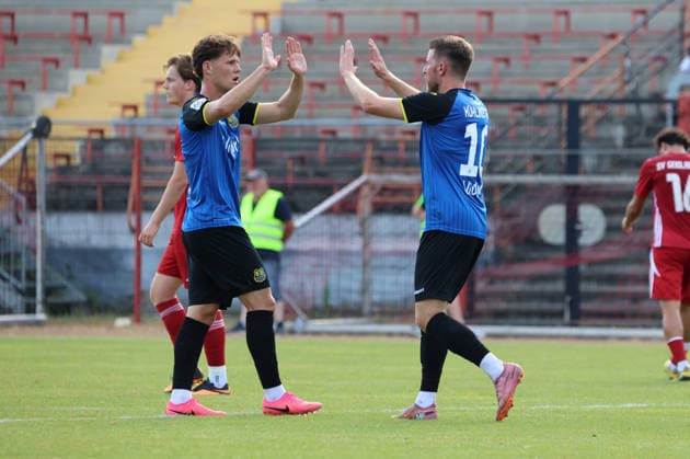 08.07.2026, Fussball, Herren, Saison 2026 2027, Testspiel, Freundschaftsspiel, SV Geislautern - 1. FC Saarbrücken, Torjubel zum 0:1, Torschütze: Christian Kühlwetter (1. FC Saarbrücken), Daniel Gleiber (1. FC Saarbrücken) Völklingen Hermann-Neuberger-Stadion Saarland Deutschland (DEU) *** July 8, 2026, Soccer, Men s, 2026–2027 Season, Exhibition match, Friendly match, SV Geislautern vs. 1. FC Saarbrücken, Goal celebration after the 0–1, Goal scorer: Christian Kühlwetter (1. FC Saarbrücken), Daniel Gleiber (1. FC Saarbrücken), Hermann Neuberger Stadium, Völklingen, Saarland, Germany (DEU) Copyright: xSebastianxBachx