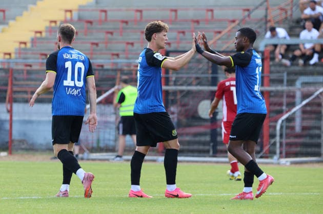 08.07.2026, Fussball, Herren, Saison 2026 2027, Testspiel, Freundschaftsspiel, SV Geislautern - 1. FC Saarbrücken, Torjubel zum 0:1, Torschütze: Christian Kühlwetter (1. FC Saarbrücken), Daniel Gleiber (1. FC Saarbrücken), Abdenko Nankishi (1. FC Saarbrücken) Völklingen Hermann-Neuberger-Stadion Saarland Deutschland (DEU) *** July 8, 2026, Soccer, Men s, 2026–2027 Season, Exhibition Match, Friendly Match, SV Geislautern vs. 1. FC Saarbrücken, Goal celebration for the 0–1, Goal scorer Christian Kühlwetter (1. FC Saarbrücken), Daniel Gleiber (1. FC Saarbrücken), Abdenko Nankishi (1. FC Saarbrücken), Völklingen, Hermann Neuberger Stadium, Saarland, Germany, DEU Copyright: xSebastianxBachx