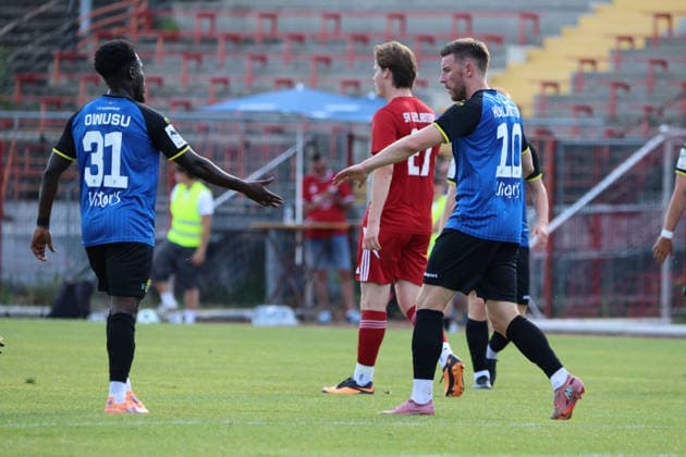 08.07.2026, Fussball, Herren, Saison 2026 2027, Testspiel, Freundschaftsspiel, SV Geislautern - 1. FC Saarbrücken, Torjubel zum 0:1, Torschütze: Christian Kühlwetter (1. FC Saarbrücken), Kelsey Owusu (1. FC Saarbrücken) Völklingen Hermann-Neuberger-Stadion Saarland Deutschland (DEU) *** July 8, 2026, Soccer, Men s, 2026–2027 Season, Exhibition match, Friendly match, SV Geislautern vs. 1. FC Saarbrücken, Goal celebration for the 0–1, Goal scorer: Christian Kühlwetter (1. FC Saarbrücken), Kelsey Owusu (1. FC Saarbrücken), Hermann Neuberger Stadium, Völklingen, Saarland, Germany (DEU) Copyright: xSebastianxBachx
