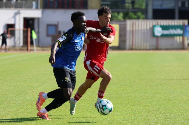 08.07.2026, Fussball, Herren, Saison 2026 2027, Testspiel, Freundschaftsspiel, SV Geislautern - 1. FC Saarbrücken, Kelsey Owusu (1. FC Saarbrücken), Julius Roth (SV Geislautern) Völklingen Hermann-Neuberger-Stadion Saarland Deutschland (DEU) *** July 8, 2026, Soccer, Men s, 2026–2027 season, Exhibition match, Friendly match, SV Geislautern vs. 1. FC Saarbrücken, Kelsey Owusu (1. FC Saarbrücken), Julius Roth (SV Geislautern), Hermann Neuberger Stadium, Völklingen, Saarland, Germany (DEU) Copyright: xSebastianxBachx