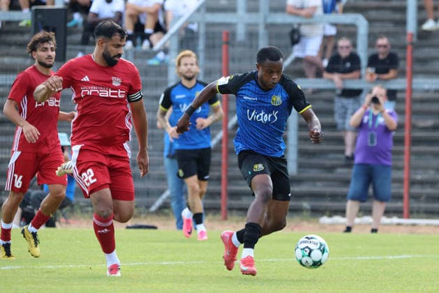 08.07.2026, Fussball, Herren, Saison 2026 2027, Testspiel, Freundschaftsspiel, SV Geislautern - 1. FC Saarbrücken, Abdenko Nankishi (1. FC Saarbrücken), Sampres Singh (SV Geislautern) Völklingen Hermann-Neuberger-Stadion Saarland Deutschland (DEU) *** July 8, 2026, Soccer, Men s, 2026–2027 season, Exhibition match, Friendly match, SV Geislautern vs. 1. FC Saarbrücken, Abdenko Nankishi (1. FC Saarbrücken) vs. Sampres Singh (SV Geislautern), Hermann Neuberger Stadium, Völklingen, Saarland, Germany (DEU) Copyright: xSebastianxBachx